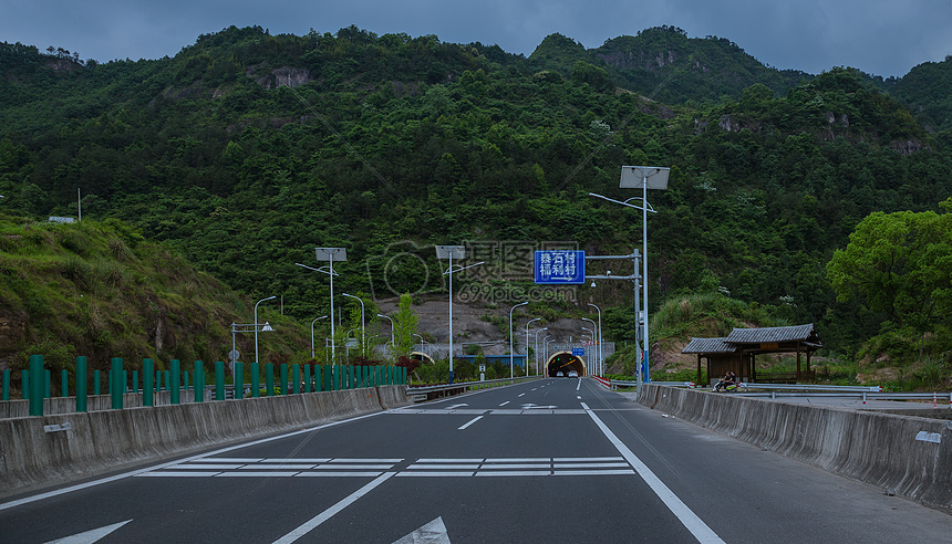 多云天气大气宽广隧道前公路图片