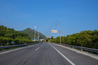 大气宽广依山公路图片