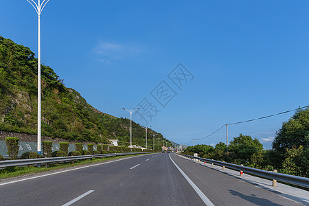 好天气下的大气宽广依山公路图片