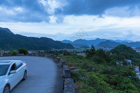 大气山脉夜晚山路汽车行驶图片