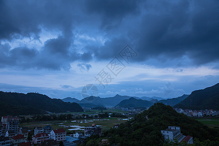 大气山脉依山城镇夜晚风景高清图片