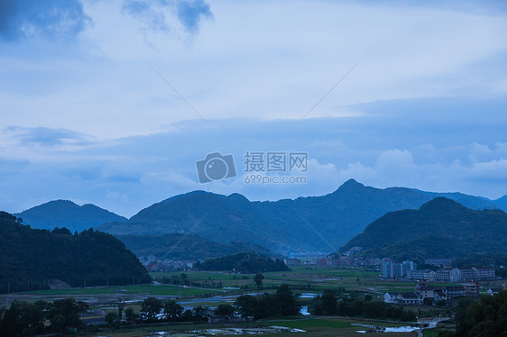 大气山脉依山城镇夜晚风景图片