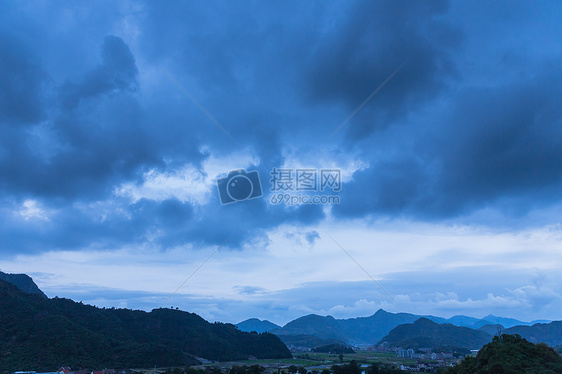 大气山脉依山城镇夜晚风景图片