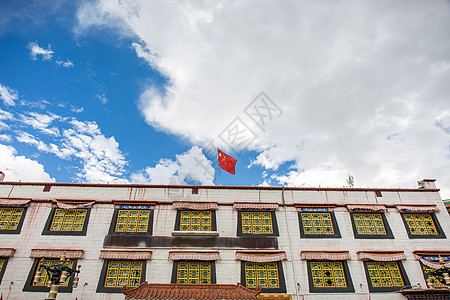 西藏蓝天红旗飘荡在天空背景