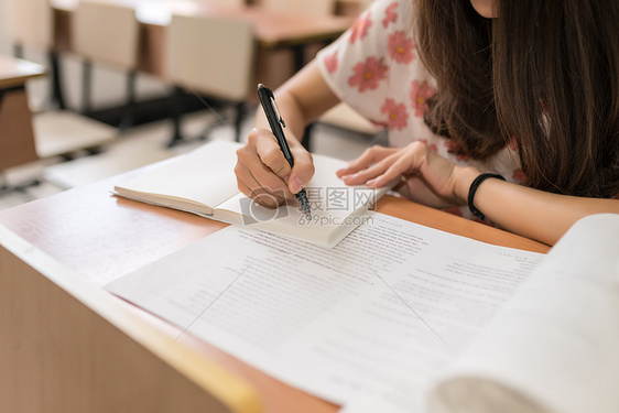 学校毕业考试图片