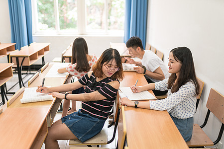 学校学习毕业考试图片