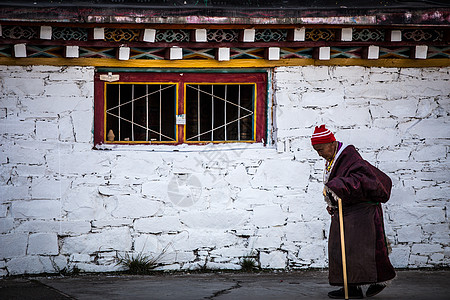 西藏佛藏族信徒-在信仰中前行背景
