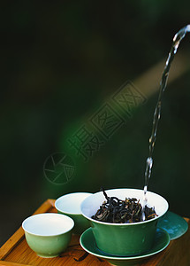茶壶倒水茶道背景