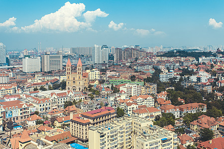 彩色公路蓝天白云的老城区背景