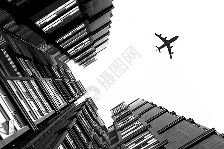 飞机划过建筑上空图片