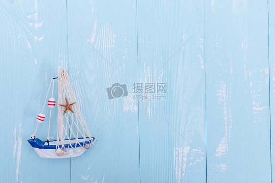 夏日蓝色木板帆船素材图片