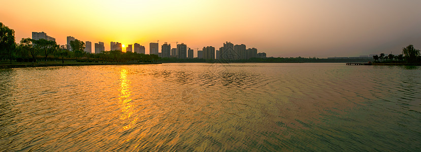 城市剪影海报日出时分的龙源湖背景