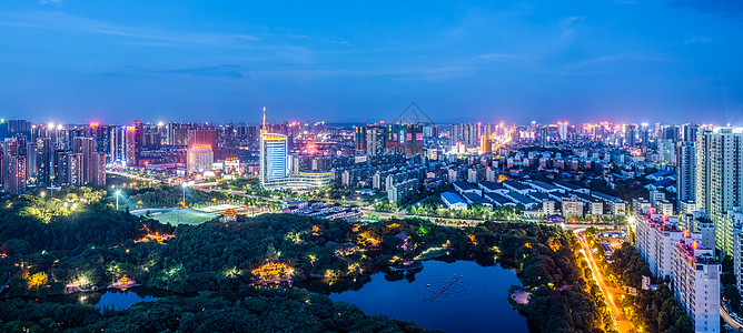 蓝调的城市雨夜街景高清图片