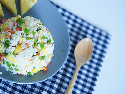 菠萝炒饭蓝格子桌布木蓝子高清图片