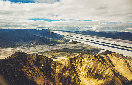 民航客机飞跃雅鲁藏布江大峡谷图片