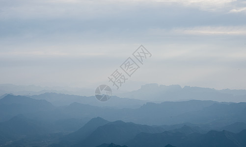 渐变远山背景图片