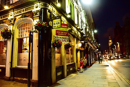 夜晚英国利物浦酒吧街图片