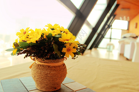 桌上的雏菊仿真花图片