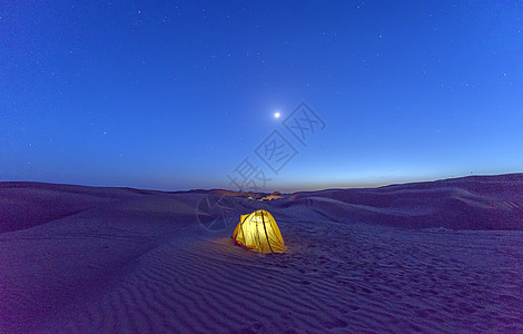 沙漠露营紫色黄色高清图片