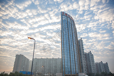 四川成都高新区街头早晨天空图片