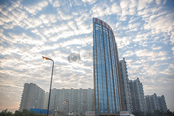 四川成都高新区街头早晨天空图片