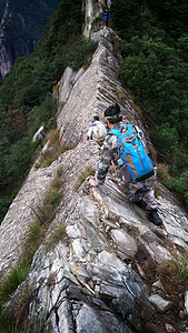 登山的人图片