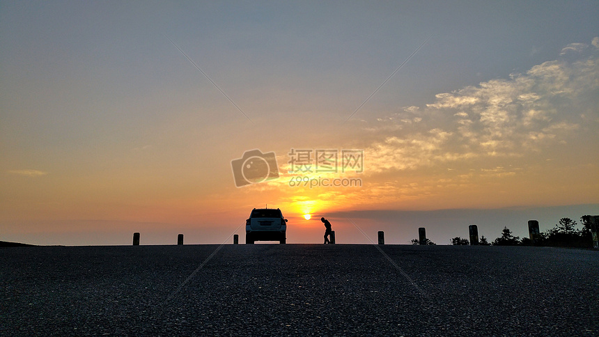 夕阳下的车和人图片