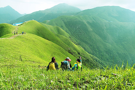 登山的人图片