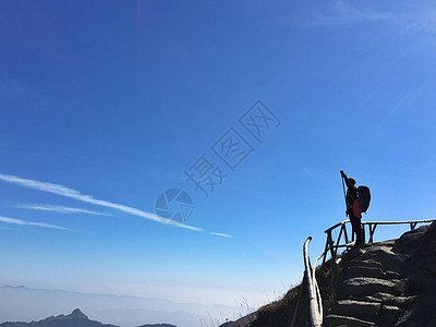 登山的人图片