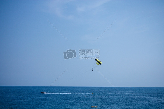 地中海海滨蔚蓝色的夏天和海上降落伞图片