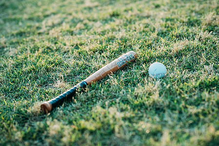 夕阳草地棒球图片