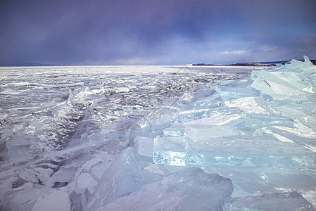 湖面上的蓝色冰块图片