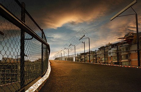 夕阳下的空中跑道图片