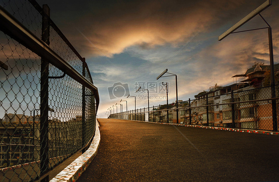 夕阳下的空中跑道图片