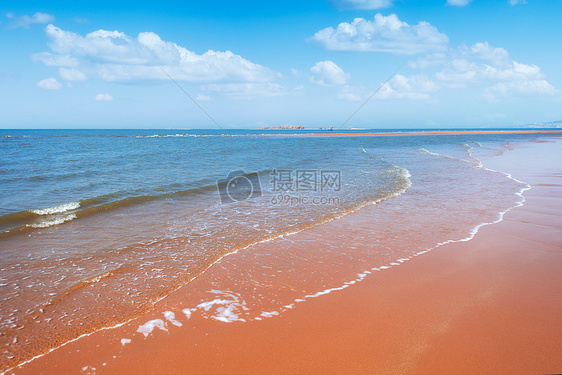 蓝天白云海浪滩涂图片