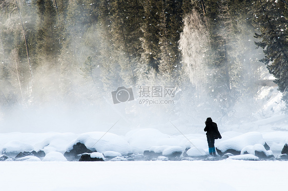 喀纳斯冬景雾气图片