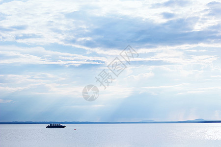 达里诺尔湖上的一只船图片