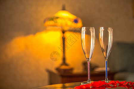 香槟杯婚礼花瓣高清图片