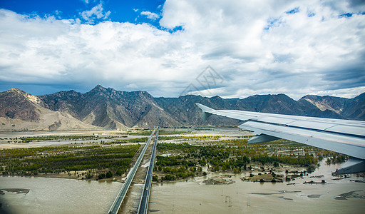 低空飞过雅鲁藏布江上空的客机 背景图片