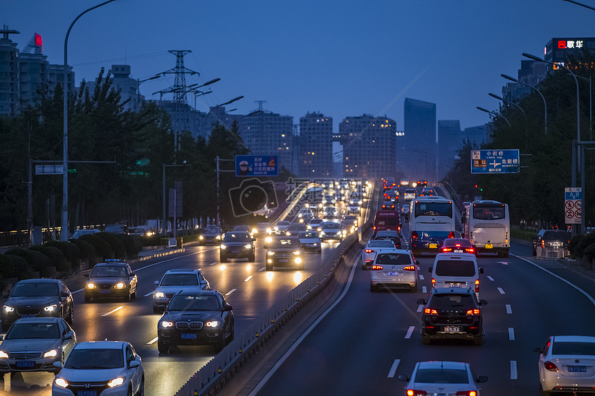 夜景的桥上交通图片