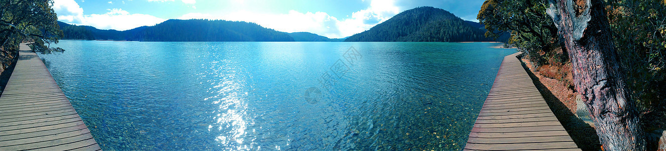 香格里拉普达措公园碧塔海湖泊美景图片