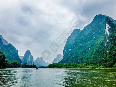 桂林山水甲天下-漓江的山水与天空背景