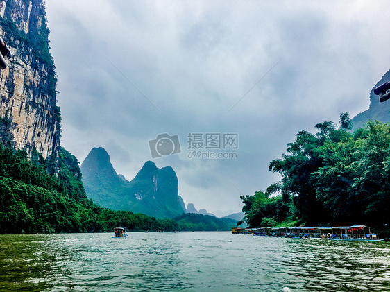 桂林山水甲天下-漓江的山水与天空图片