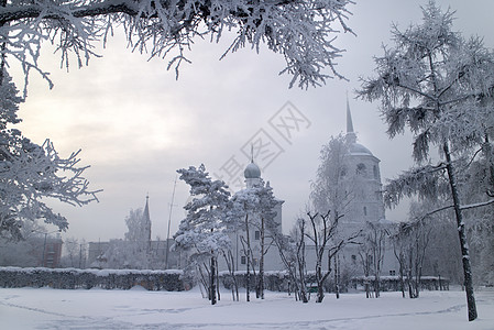 雪中的教堂图片