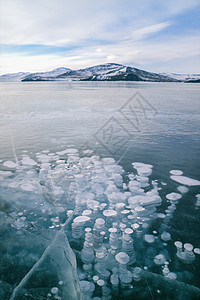 冰面上美丽的气泡图片