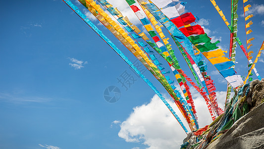 经幡柱西藏蓝天下的经幡背景