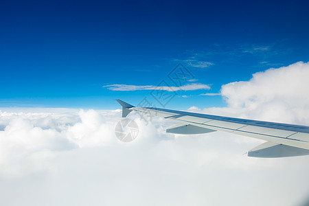 飞行在云端图片