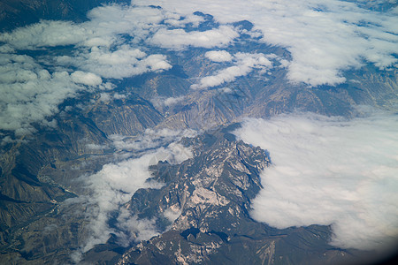 俯瞰连绵的雪山和天空图片