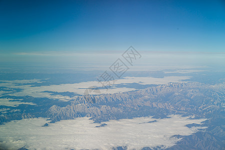 俯瞰连绵的雪山和天空图片