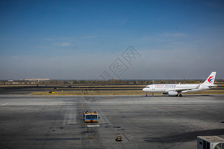 机场的即将起飞的飞机图片
